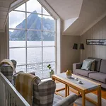 Reinefjorden Sjohus *