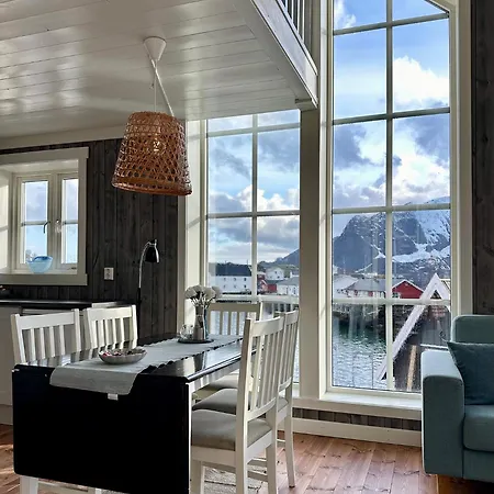 Reinefjorden Sjohus * Reine