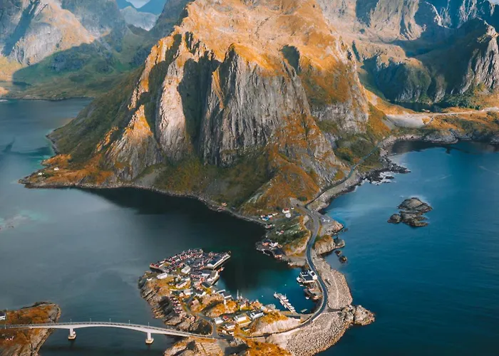 Reinefjorden Sjohus * Reine