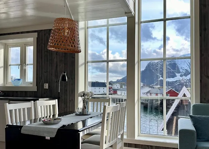 Reinefjorden Sjohus * Reine