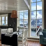 Reinefjorden Sjohus * Reine