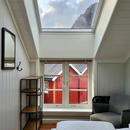 Reinefjorden Sjohus * راين